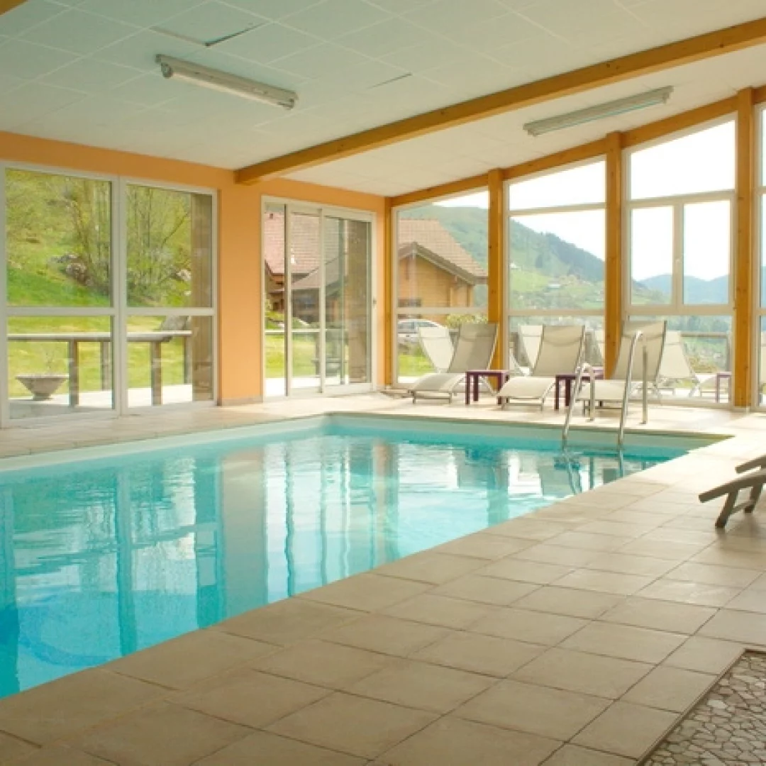 La piscine de l'hôtel du Chalet des Roches à La Bresse dans les Vosges