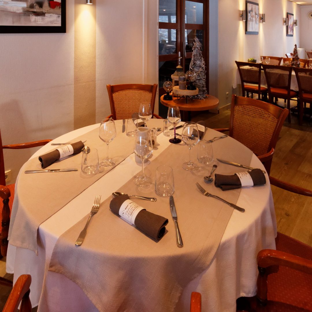 le-restaurant-table-du-restaurant-112